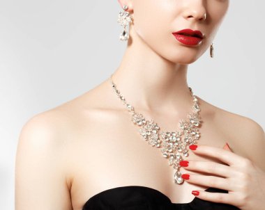 Elmas kolye ile güzel bir kadın. Elmas kolye ve küpeler ile genç güzellik modeli. Takı ve aksesuar. Moda ve Güzellik Salonu. Mükemmel dudak makyaj