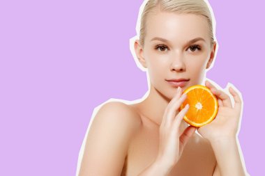 Taze meyve ile gülümseyen kız. Güzellik modeli sulu portakal alır. Çiller ile neşeli kız. Sağlıklı bir diyet kavramı. Profesyonel makyaj. Portakal dilim