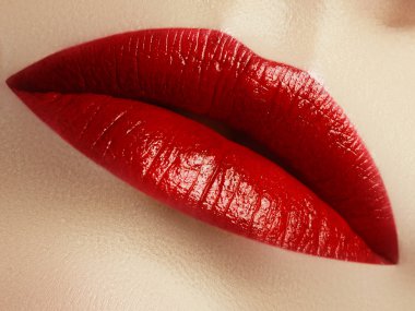 Kadının dudakları ile moda kırmızı makyaj close-up. Güzel kadın ağzı, mükemmel makyaj ile dolgun dudaklar. Klasik sima. Kadın yüzü parçası. Makro çekim dolgun dudaklar üzerinde güzel makyaj