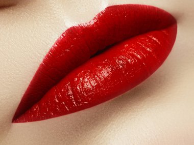 Kadının dudakları ile moda kırmızı makyaj close-up. Güzel kadın ağzı, mükemmel makyaj ile dolgun dudaklar. Klasik sima. Kadın yüzü parçası. Makro çekim dolgun dudaklar üzerinde güzel makyaj