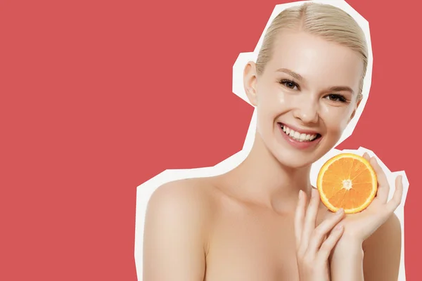 Chica sonriente con frutas frescas. Belleza modelo toma jugosas naranjas. Chica alegre con pecas. El concepto de una dieta saludable. Maquillaje profesional. Rebanada naranja — Foto de Stock