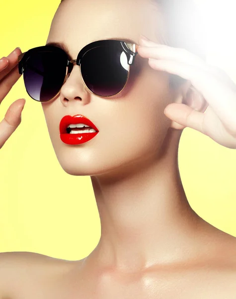 Hermosa joven modelo con grandes gafas de sol de cerca — Foto de Stock