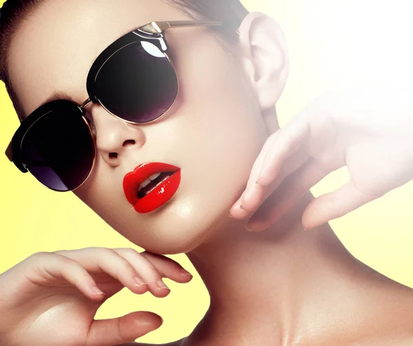Beautiful young model with big sunglasses. Fashion makeup — Stock Photo, Image