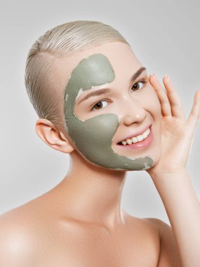 Cilt ve vücut bakımı. Güzel seksi kadın kozmetik kil maskesi ciltte closeup. Taze doğal makyaj ile sağlıklı genç erkek portresi. Spa kozmetik