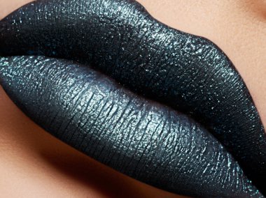 Glamour moda parlak mavi dudak makyaj glitter ile. Makro kadının yüz bölümü. Seksi parlak dudak makyaj, lüks Bayan