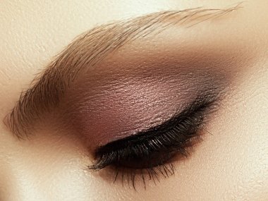 Aşırı uzun kirpik ve siyah liner makyaj kadın göz güzel makro çekim. Mükemmel bir şekil makyaj ve uzun kirpikler. Kozmetik ve makyaj. Closeup makro moda gözleri sima vurdu