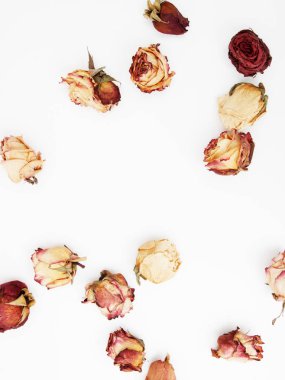 Düz yatıyordu. Üstten Görünüm. En az moda fotoğrafçılığı. Çiçekli güzel romantik kompozisyon. St Sevgililer günü arka plan