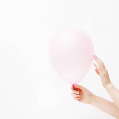Minimalist moda ve güzellik fotoğraf. Bir pembe balon gölge yansıması ile beyaz duvar arka plan üzerinde tutan el. St. Valentine's gün veya doğum günü kavramı. 14 Şubat