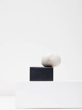 Minimalist moda ve güzellik doğa fotoğraf, üst, çiçek sanatsal fotoğraf, yaz arka plan, minimalizm görünümüne. Modaya uygun en az tarzı kağıt zemin ile
