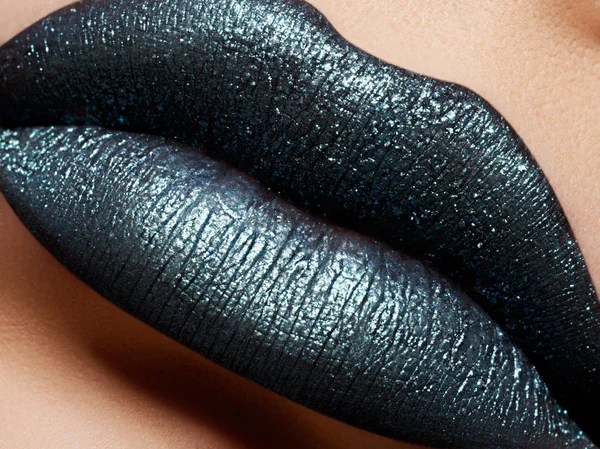 Glamour moda parlak mavi dudak makyaj glitter ile. Makro kadının yüz bölümü. Seksi parlak dudak makyaj, lüks Bayan — Stok fotoğraf