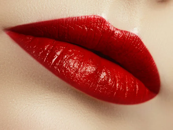 Närbild av kvinnans läppar med mode rött smink. Vackra kvinnliga mun, fylliga läppar med perfekt makeup. Klassiska visage. Del av kvinnliga ansikte. Makro skott av vackra gör upp på fylliga läppar — Stockfoto