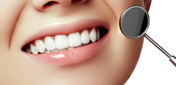 Sorriso de mulher. Dentes de mulher branca saudável e um espelho de boca dentista close-up. Higiene dentária, conceito de cuidados orais. Exame na odontologia com ferramentas dentárias. Clareamento dos dentes. Conceito de estomatologia — Fotografia de Stock