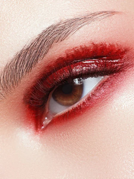 Hermosa macrofotografía de ojo femenino con pestañas largas extremas y maquillaje artístico creativo colorido. Maquillaje de forma perfecta y pestañas largas. Cosméticos y maquillaje — Foto de Stock