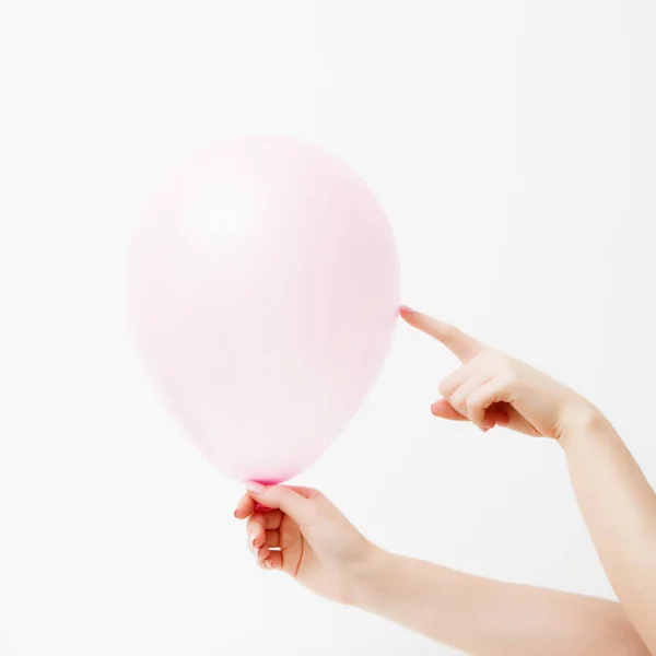 Minimalistycznym photo moda i uroda. Ręka trzyma różowy balon na tle białej ściany z cienia refleksji. Koncepcja Walentynki dzień lub urodziny. 14 lutego — Zdjęcie stockowe