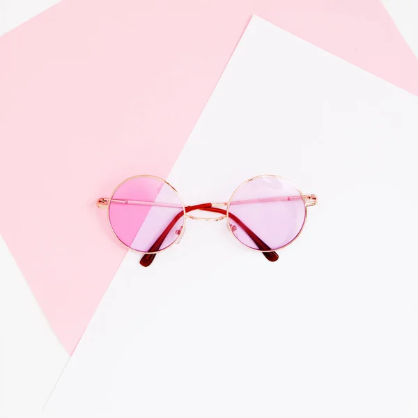 최소한의 스타일입니다. 미니 멀 패션 사진입니다. 패션 선글라스입니다. 여름 오는 개념 이다입니다. 핑크 파스텔 배경, 평면도에 안경. 다채로운 종이 배경으로 트렌디한 최소한의 스타일 — 스톡 사진