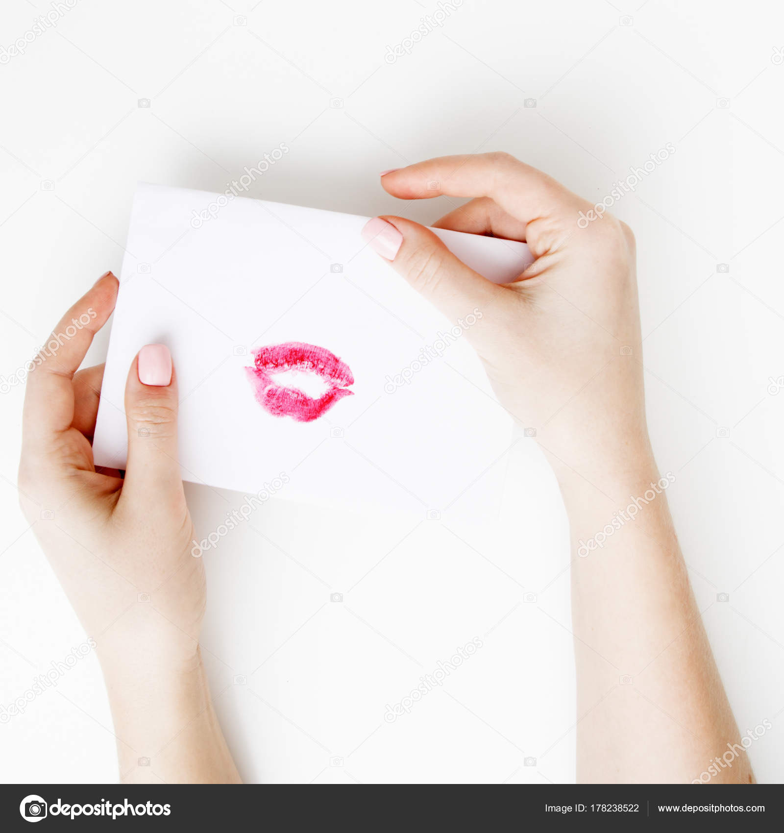 Mão da menina escrever carta de amor no dia dos namorados saint cartão postal feito à mão com lábios vermelhos em forma de figura beijo de desenhar