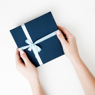 Düz yatıyordu. Üstten Görünüm. Moda ve güzellik fotoğraf bir minimalist tarzı. Noel, yılbaşı, Sevgililer günü veya yıl dönümü hediyesi olarak hediye kutusu ile zanaat holding eller kağıt