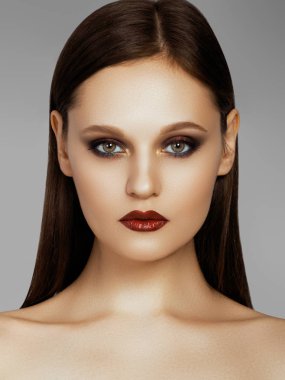 Güzel model moda makyaj ile. Yakın çekim glamour dudak parlatıcısı makyaj ve dumanlı gözler, seksi kadın portre. Kadeh kutlamak son saatlerinde yanında bulunanlar, temiz cilt, kırmızı ruj, kaşları dudaklarla. Temiz Cilt