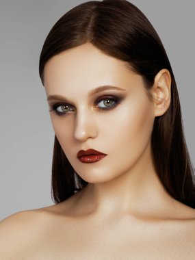 Güzel model moda makyaj ile. Yakın çekim glamour dudak parlatıcısı makyaj ve dumanlı gözler, seksi kadın portre. Kadeh kutlamak son saatlerinde yanında bulunanlar, temiz cilt, kırmızı ruj, kaşları dudaklarla. Temiz Cilt