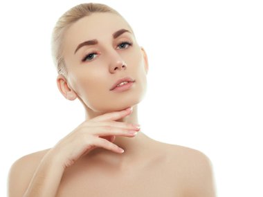 Beyaz tenli, izole bir kadın yüzü portresi.