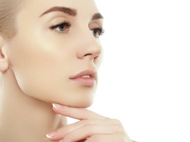 Beauty Woman portresi. Mükemmel Taze Temiz Ciltli Güzel Spa Mankeni Kız. Sarışın kadın kameraya bakıyor ve gülümsüyor. Gençlik ve Deri Bakımı Konsepti. Beyaz bir arkaplanda izole edilmiş