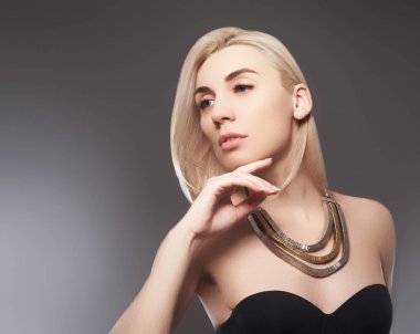 Güzel model kız pembe metalik manikür çivi tarih ile. Moda makyaj ve kozmetik