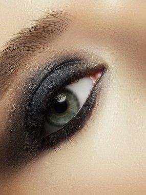 Aşırı uzun kirpik ve siyah liner makyaj kadın göz güzel makro çekim. Mükemmel bir şekil makyaj ve uzun kirpikler. Kozmetik ve makyaj. Closeup makro moda gözleri sima vurdu