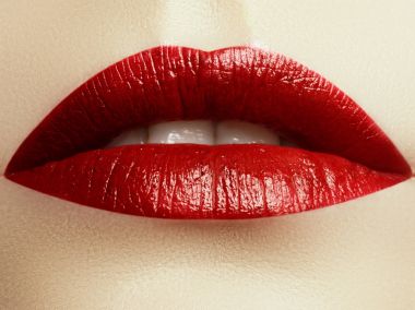 Kadının dudakları ile moda kırmızı makyaj close-up. Güzel kadın ağzı, mükemmel makyaj ile dolgun dudaklar. Klasik sima. Kadın yüzü parçası. Makro çekim dolgun dudaklar üzerinde güzel makyaj.