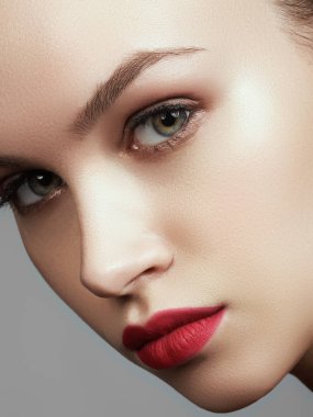 Güzel model moda makyaj ile. Yakın çekim portre çekici dudak makyaj seksi kadınla. Kadeh kutlamak son saatlerinde yanında bulunanlar, temiz cilt, kırmızı ruj, kaşları dudaklarla