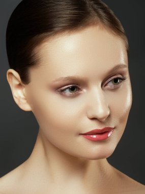 Temiz Taze Ciltli Güzel Genç Kadın kendi yüzüne dokunuyor. Yüz bakımı. Kozmetik, güzellik ve kaplıca .