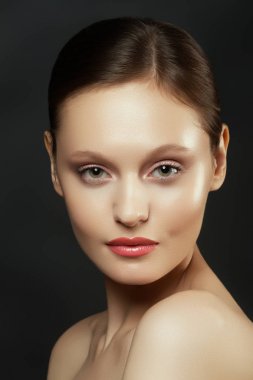 Temiz Taze Ciltli Güzel Genç Kadın kendi yüzüne dokunuyor. Yüz bakımı. Kozmetik, güzellik ve kaplıca .