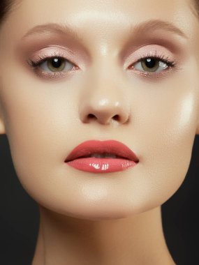 Temiz Taze Ciltli Güzel Genç Kadın kendi yüzüne dokunuyor. Yüz bakımı. Kozmetik, güzellik ve kaplıca .