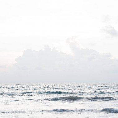 Atlantik Ocean.The Atlantik Okyanusu üzerinde soğuk bir sabah: mavi gökyüzü ve masmavi bir deniz. Minimalist tarzı