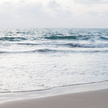 Atlantik Ocean.The Atlantik Okyanusu üzerinde soğuk bir sabah: mavi gökyüzü ve masmavi bir deniz. Minimalist tarzı