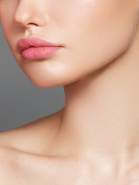 Seksi tombul dolgun dudaklar. Yakın çekim yüz ayrıntı. Mükemmel doğal dudak makyaj. Güzel kadın yüzü ile fotoğraf kapatmak