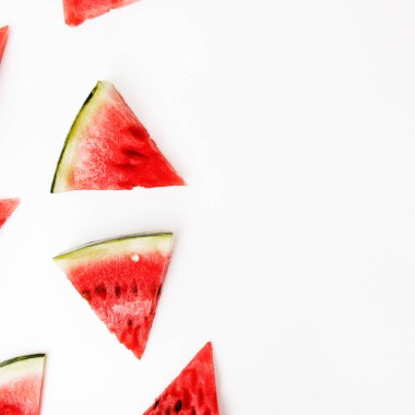 Düz yatıyordu. Üstten Görünüm. Pop art. Minimalist sanat. Moda göz alıcı. Dilim karpuz beyaz arka plan üzerinde