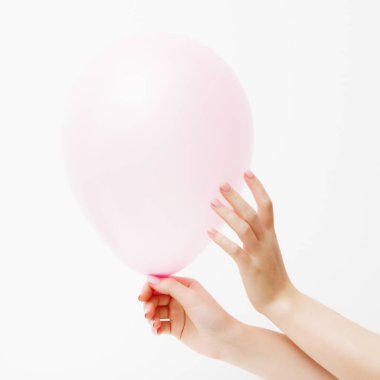 Minimalist moda ve güzellik fotoğraf. Bir pembe balon gölge yansıması ile beyaz duvar arka plan üzerinde tutan el. St. Valentine's gün veya doğum günü kavramı. 14 Şubat