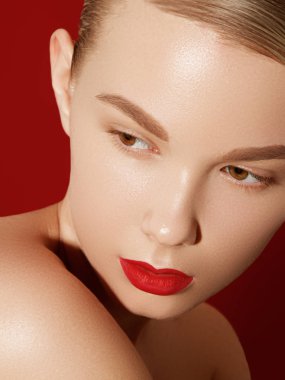 Güzel model moda makyaj ile. Yakın çekim portre seksi kadınla glamour dudak parlatıcısı makyaj ve siyah eyeliner makyaj. Kadeh kutlamak son saatlerinde yanında bulunanlar, temiz cilt, kırmızı ruj, kaşları dudaklarla