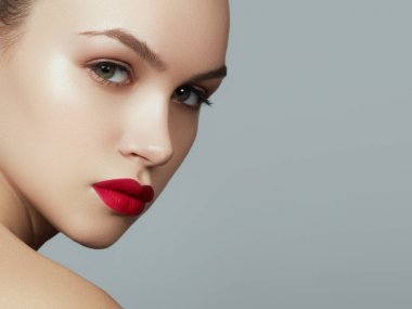 Güzel model moda makyaj ile. Yakın çekim portre seksi kadınla glamour dudak parlatıcısı makyaj ve siyah eyeliner makyaj. Kadeh kutlamak son saatlerinde yanında bulunanlar, temiz cilt, kırmızı ruj, kaşları dudaklarla