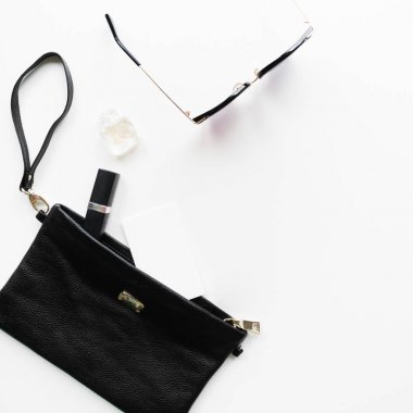 Üstten Görünüm aksesuarları kadın için. Şık güneş gözlüğü. Şık kadın aksesuarları gözlük ruj parfüm ve siyah çanta dikkat et. İn gerekli herhangi bir kız için ek yükü