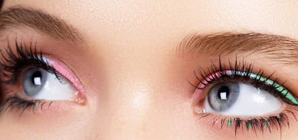 Hermoso macroplano de ojo femenino con pestañas largas extremas. Maquillaje de forma perfecta y pestañas largas. Cosméticos y maquillaje. Primer plano macro disparo de moda ojos visage — Foto de Stock