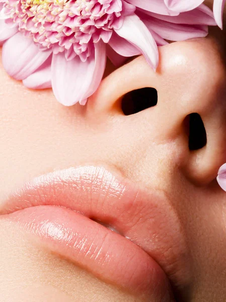 De vergroting van de lippen. Perfecte natuurlijke lip make-up. Close-up macro foto met mooie vrouwelijke mond. Mollige volle lippen. Close-up oppervlakdetail. Perfect schone huid, lichte vers lip make-up — Stockfoto