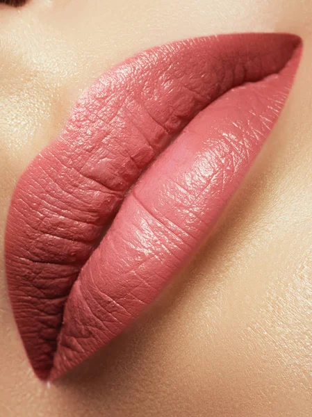 Close-up schöne weibliche Lippen mit hellem Lipgloss-Make-up. Perfekt saubere Haut, leicht frisches Lippen-Make-up — Stockfoto