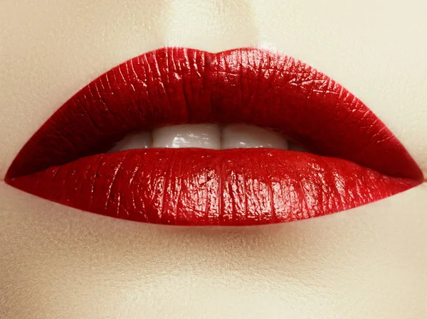 Närbild av kvinnans läppar med mode rött smink. Vackra kvinnliga mun, fylliga läppar med perfekt makeup. Klassiska visage. Del av kvinnliga ansikte. Makro skott av vackra gör upp på fylliga läppar. — Stockfoto