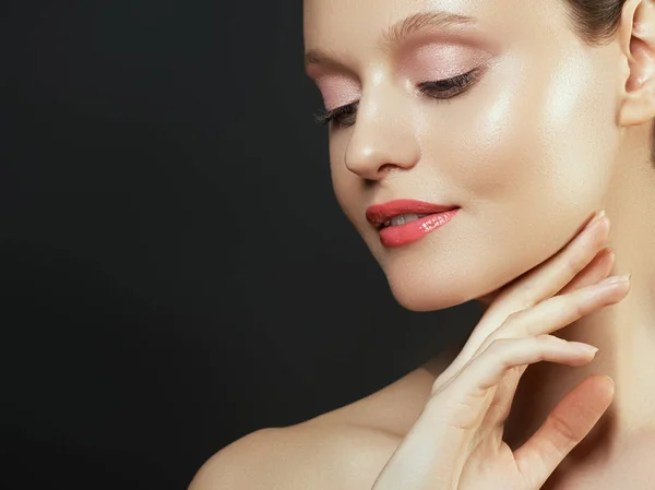 Retrato de belleza de mujer aislado en blanco con piel sana — Foto de Stock