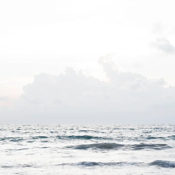 Ατλαντικού ωκεανό.η Ατλαντικό Ωκεανό σε ένα κρύο πρωινό: μπλε του ουρανού και το μπλε του νερού. Μινιμαλιστικό στυλ — Φωτογραφία Αρχείου