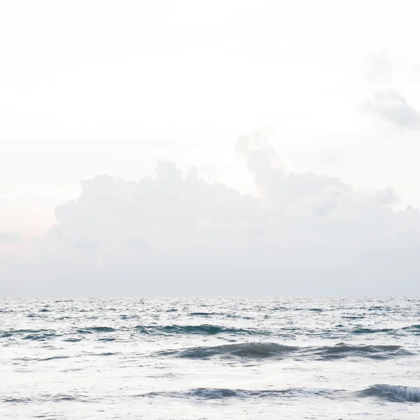 Atlantic Ocean.The Atlantský oceán na chladné ráno: modrá obloha a modrou vodou. Minimalistický styl — Stock fotografie