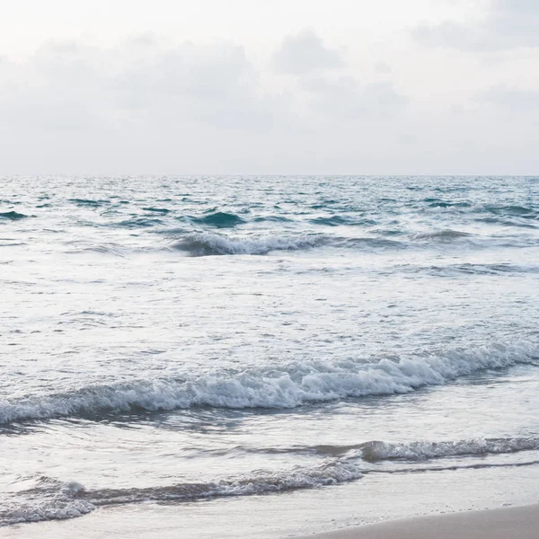 Atlantic Ocean.The Atlantský oceán na chladné ráno: modrá obloha a modrou vodou. Minimalistický styl — Stock fotografie