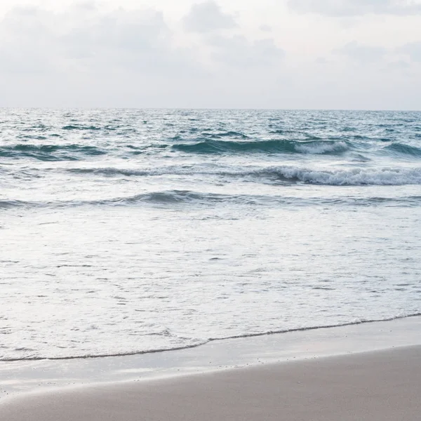 Atlantic Ocean.The Atlantský oceán na chladné ráno: modrá obloha a modrou vodou. Minimalistický styl — Stock fotografie