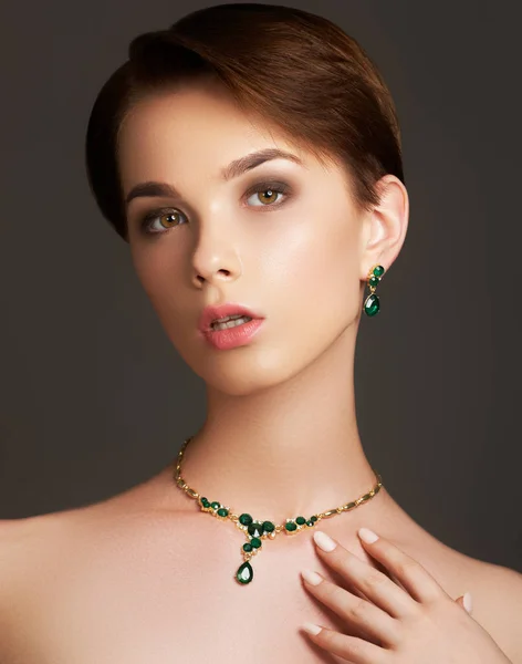 Mulher na moda elegante com jóias. Mulher bonita com colar de esmeralda. Modelo de beleza jovem com pingente de esmeralda. Jóias e acessórios. Moda e salão de beleza. Maquiagem labial perfeita — Fotografia de Stock